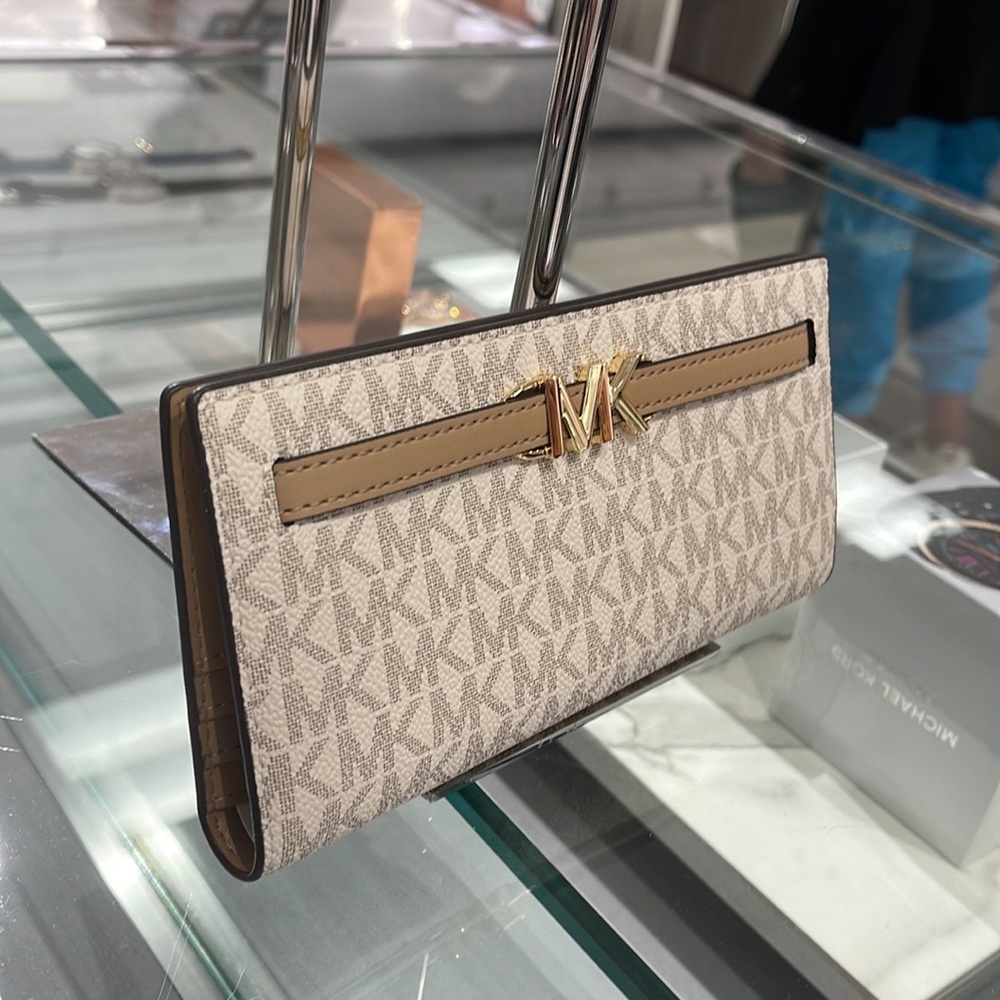 MICHAEL KORS
Reed Large Snap Signature Wallet
Style: 35S3G6RE3B
Camel Multi 
NWT - Picture 12 of 16